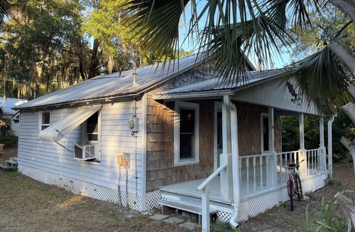 Crystal River House | The Jumping Mullet in charming Crystal River, walk to bars, restaurants & bay