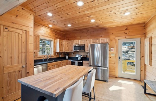 Seneca House | The Keowee Hideaway Lakefront 25 min to Clemson