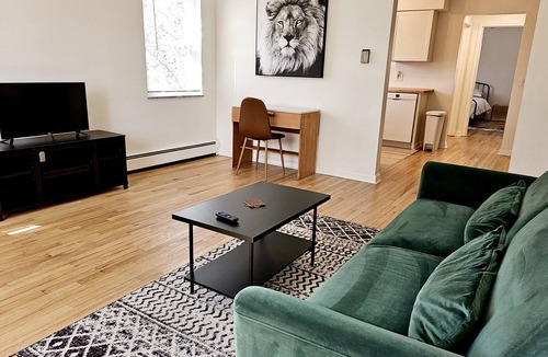 Westwood Apartment | The 'Lion’s Den' Pet Friendly, 10 mins to UCMC, Perfect For Long Term Stays