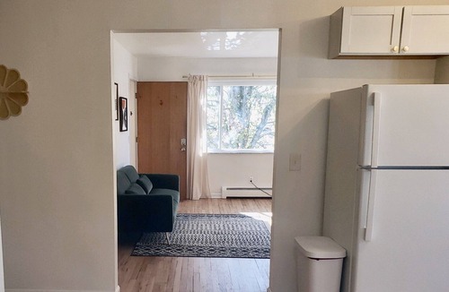 Westwood Apartment | The 'Lion’s Den' Pet Friendly, 10 mins to UCMC, Perfect For Long Term Stays