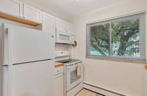 Westwood Apartment | The 'Lion’s Den' Pet Friendly, 10 mins to UCMC, Perfect For Long Term Stays