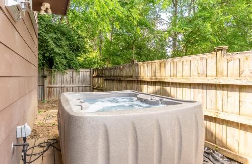 Madison House | The Magic Cottage- Artsy Escape with Hot Tub & Charm
