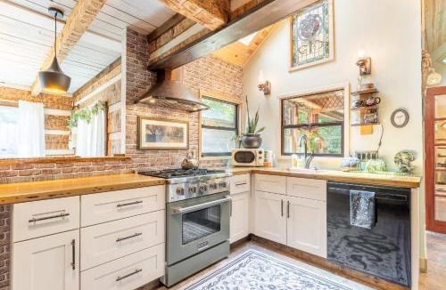 Madison House | The Magic Cottage- Artsy Escape with Hot Tub & Charm