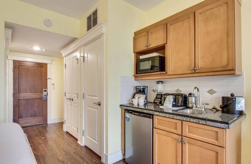 Baytowne Wharf Condo | The Marlin at Sandestin: Coastal Studio Retreat