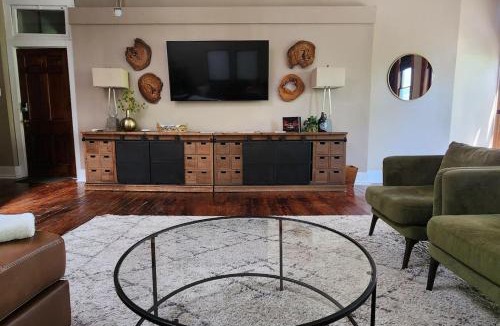 Old City House | The Nama Retreat 201 - Renovated Downtown Loft near Gay St | Walk Everywhere