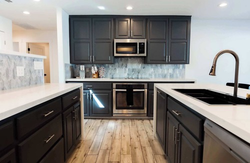 Park Scottsdale Four House | The Oasis: Luxe Heated Pool | Big Backyard | Outdoor Bar & BBQ for Large Groups