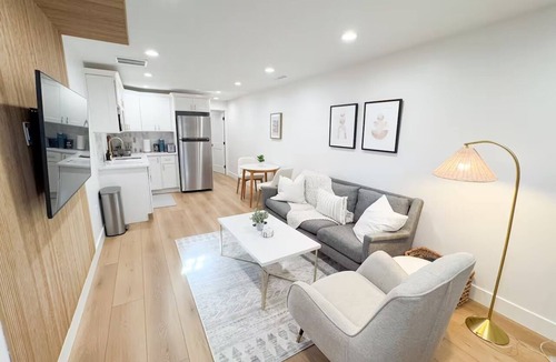Herndon House | The Parker: Luxury 2 Bed 1 Bath Apartment