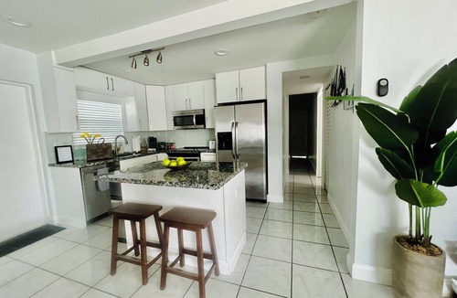 Lauderdale Beach House | The perfect getaway ,ONLY 2 Minutes away from the beach!