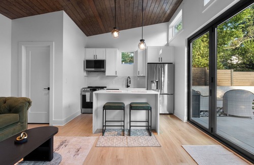 Oakhurst House | The Raven - Charlotte’s Luxury Guesthouse