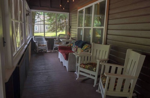 Town of Webb House | The Retreat: 3 Br Cottage near Main St