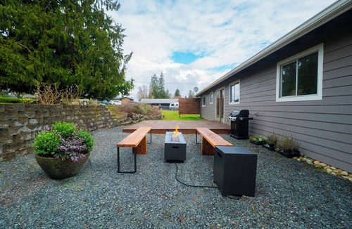 West Lake Stevens House | The Rhody House - A Stylish Seattle Area Getaway Near Lake & Hiking