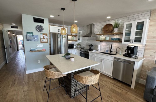 Crystal Beach Condo | "The Salty Shack” by 𝗙𝗶𝘃𝗲 𝗦𝗮𝗹𝘁𝘆 𝗦𝗼𝘂𝗹𝘀 Fully renovated 1st flr beachfront condo🐬