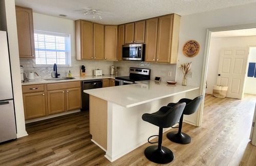 Saint Simons Island Apartment | The Sidney Suite - Central Island light, bright 1 BD with Cal King