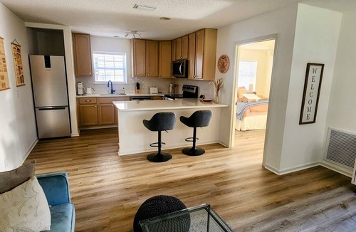 Saint Simons Island Apartment | The Sidney Suite - Central Island light, bright 1 BD with Cal King