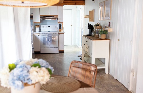 Old Lyme Cottage | The Solo Shore Cottage - Walk to Beach + Sun Porch