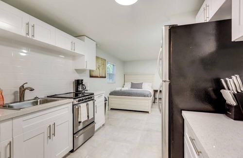 River Oaks House | The Studio in The Oaks near the cruise & airport - By Avi