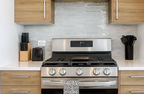 West Loop Gate Condo | The Suite Spot Eclectic Modern Central Sleeps 6
