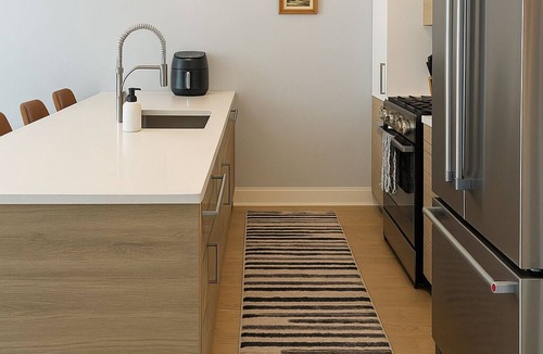 West Loop Gate Condo | The Suite Spot Eclectic Modern Central Sleeps 6