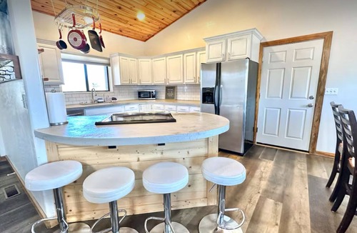 Overgaard Cabin | The Sunflower Cabin - Pets, Continuous hot water, Traeger grill, Starlink, AC