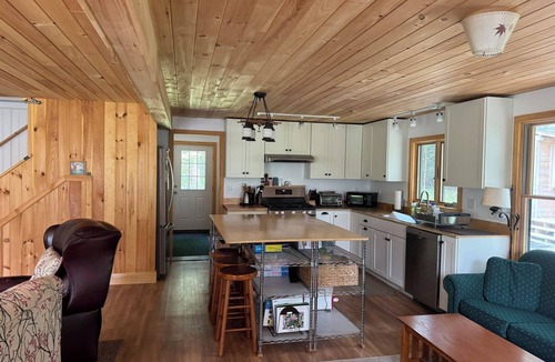 Spruce Head Cottage | The Tide House - charming 3-bedroom cottage in Spruce Head, WiFi, waterfront