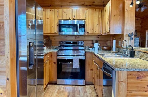 Morganton Cabin | The Tree House- Wifi- Firepit- 2 Fireplaces-Garden Tub-Free Activities