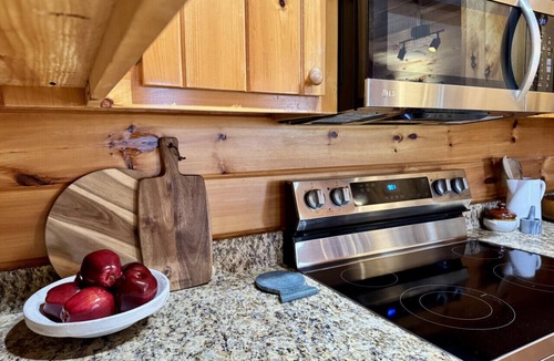 Morganton Cabin | The Tree House- Wifi- Firepit- 2 Fireplaces-Garden Tub-Free Activities