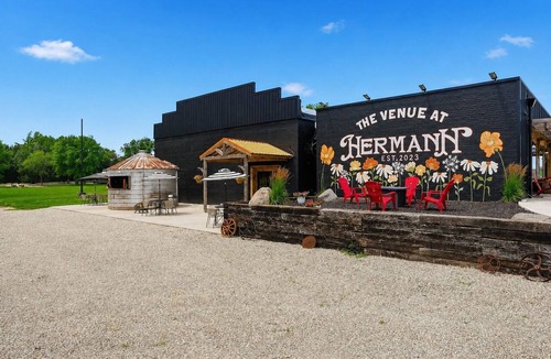 Hermann Apartment | The Venue at Hermann – Room 6 Cowhide Studio