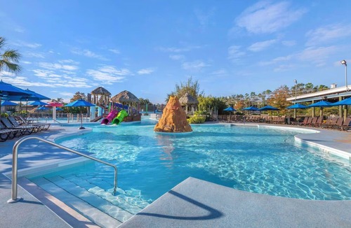 West Kissimmee Hotel | This Place Has Everything for a Great Trip! Outdoor Pool, Unit with Kitchen!