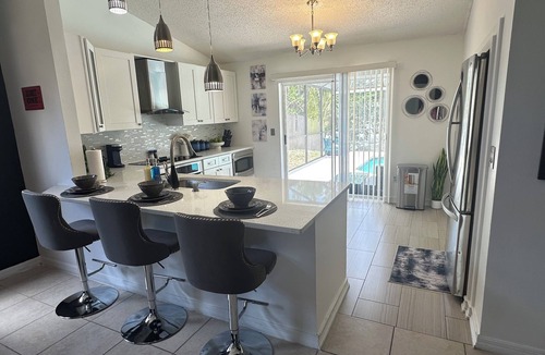 Lindfields House | Three bedroom Disney dream retreat~ 8 mins away