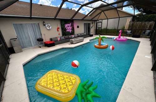 Lindfields House | Three bedroom Disney dream retreat~ 8 mins away