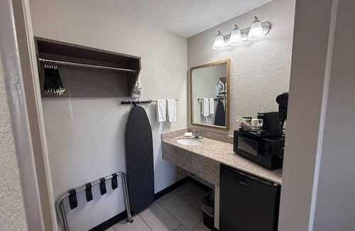 Tucson Hotel | Three Deluxe 2 Queen Rooms—Relaxing, Clean & Perfect for Multi-Room Travel