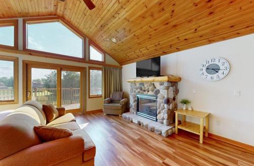 Dellwood Hotel | Tigers Den - Upper