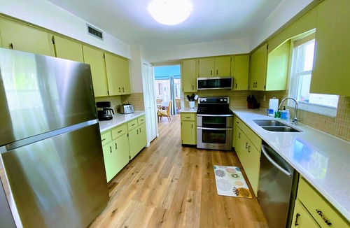 Bay Isle House | Tons of Amenities. Saltwater pool, e-bikes, beach gear and more!