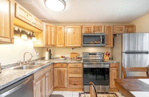 Seven Devils Condo | Top of 7, B-10- Close to Boone & Banner Elk, Mtn View, Fireplace, Cute & quaint