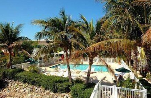 Bradenton Beach Hotel | Tradewinds 1 Bedroom DLX North Cottage. Pet Friendly.