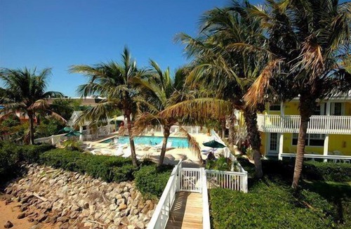Bradenton Beach Hotel | Tradewinds 1 Bedroom DLX North Cottage. Pet Friendly.