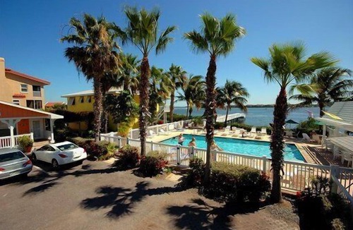 Bradenton Beach Hotel | Tradewinds 1 Bedroom STND North Cottage. . Pet Friendly.