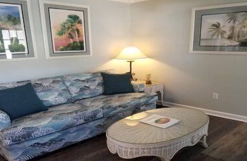 Bradenton Beach Hotel | Tradewinds 1 Bedroom DLX South Cottage. Pet Friendly.