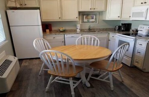 Bradenton Beach Hotel | Tradewinds 1 Bedroom DLX South Cottage. Pet Friendly.