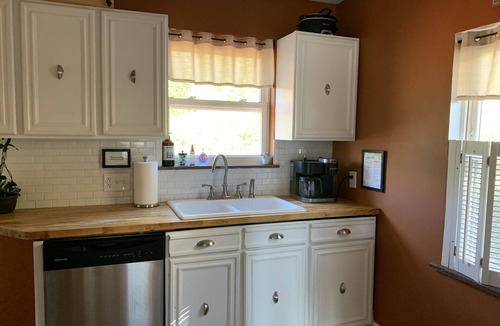 Roselawn Finance House | Trailside 4BR 2BA Cottage Fenced Yard Near Hyde Park