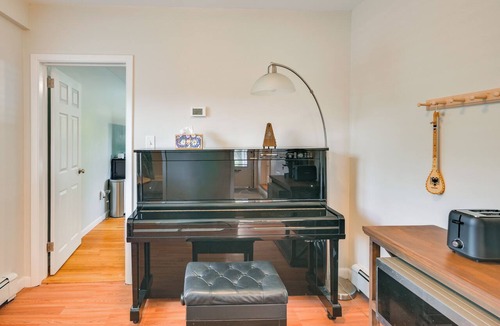 Winchester Apartment | Train to Boston! Cozy Apartment in Winchester