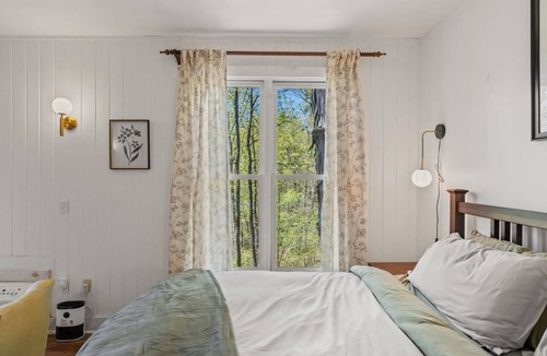 Townsend Hotel | Tranquil Corner - Romantic King Studio Near Trails With Views And Breakfast