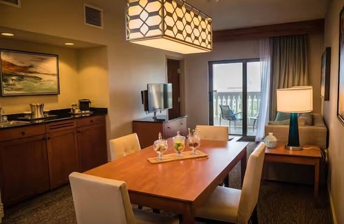 St. Petersburg Hotel | Tranquil Cpuples Oasis near Beaches | Infinity Pool, Waterfront Dining