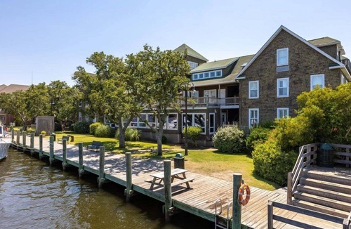 Historic Downtown Manteo House | Tranquil House Inn - Large King Premium Room