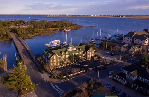 Historic Downtown Manteo House | Tranquil House Inn - Large King Premium Room