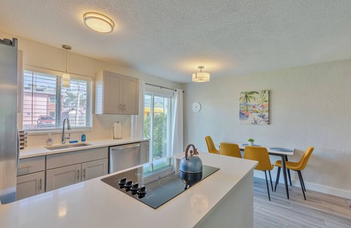 Dunedin Condo | Tranquil Locale King Beds 1 Mile To Honeymoon Isle 3 Miles 2 Downtown