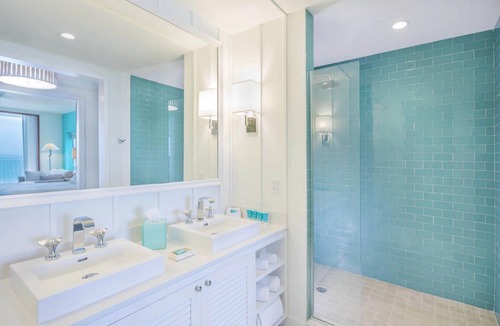 Hollywood Hotel | Tranquil Room Perfect for a Relaxing Florida Getaway | Pet-Friendly Retreat