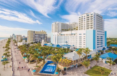 Hollywood Hotel | Tranquil Room Perfect for a Relaxing Florida Getaway | Pet-Friendly Retreat