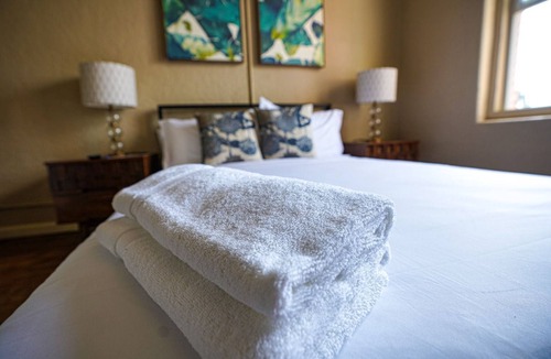 Westlake Hotel | Tranquil Studio with AC in vibrant Los Angeles