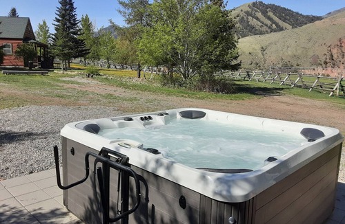 Salmon Cabin | Trapper Cabin, Greyhouse Inn Vacation Rentals